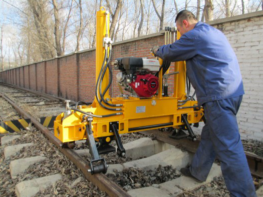 YQBJ-300x125型高(gāo)行程液壓起撥道(dao)機