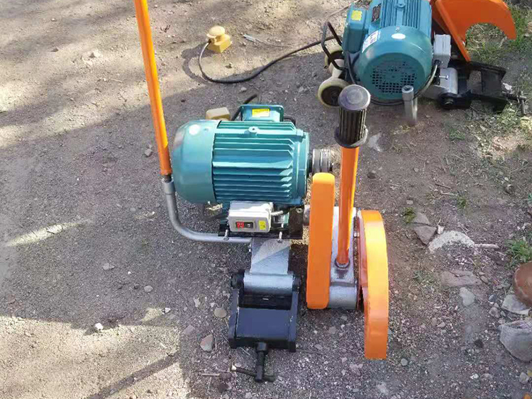 DQG-4型電動鋼(gang)軌鋸軌機