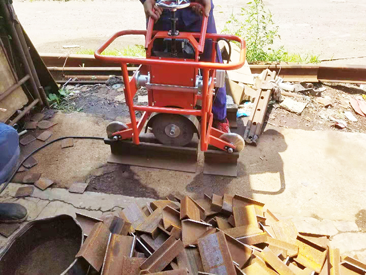 FMG-3.0型内燃槽(cao)型軌仿形(xíng)打磨機